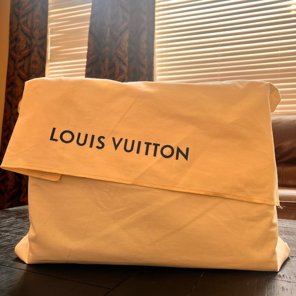 A gorgeous lv big bag I really love it too big for me - Picture 7 of 8